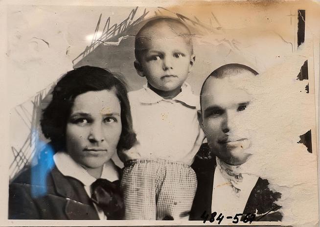 Фото. Еллиев Е.В. с женой Медянцевой С.И. и сыном. 1937::МБУК «Централизованная музейная система «Аксубаевский краеведческий музей» g2id24550