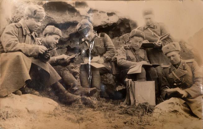 Фото. Макаров В.И. (третий справа) с боевыми товарищами. 1940-е ::Дом-музей Хасана Туфана g2id24598