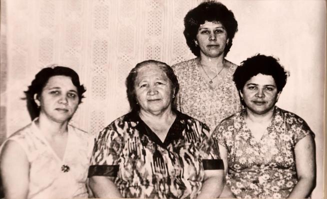 Фото. Сиразетдинова Ф.К. (в первом ряду вторая слева) с дочерьми. Дер. Старая Киреметь. 1986::Дом-музей Хасана Туфана g2id24630