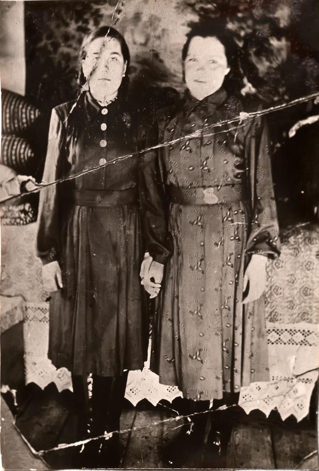 Фото. Тямановой Н.П. (слева) с подругой. 1950-е ::Дом-музей Хасана Туфана g2id24638
