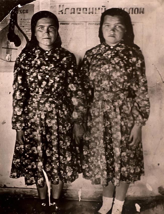 Фото. Тяманова Н.П. с подругой. 1940-е::Дом-музей Хасана Туфана g2id24642