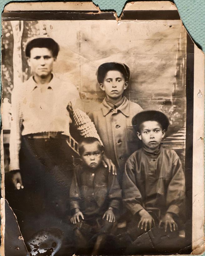 Фото. Киямов А.К. (во втором ряду первый справа) с друзьями. 1933::Дом-музей Хасана Туфана g2id24658