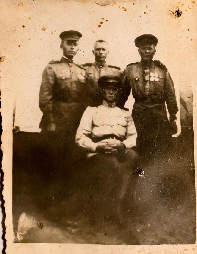 Фото. Киямов А.К. (во втором ряду, второй слева) с боевыми товарищами. Польша. 1944 – 1945::Дом-музей Хасана Туфана g2id24682