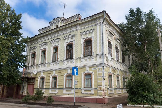 В 1941-1943 гг. здесь жил поэт Н.Н. Асеев (1889-1963). Мем.доска.::Чистопольский район g2id11111