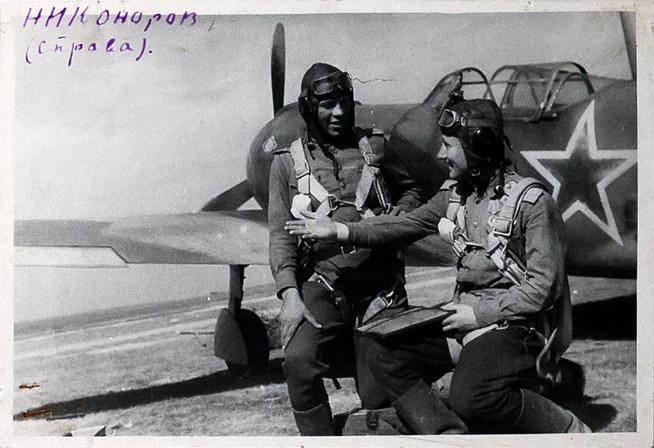 Фото.  Лётчики у самолёта, справа Никоноров П.М. 1940-е::Музей уездного города g2id11167