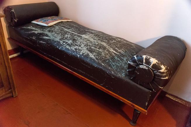 Фрагмент экспозиции. Кушетка в кабинете Б.Пастернака – предмет военного быта.2014::Мемориальный музей Б.Л. Пастернака g2id12231