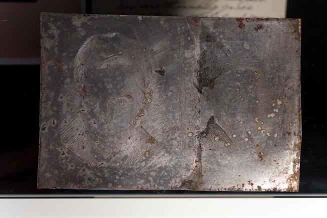 Доска цинковая с нанесённым оттиском портрета Бориса Пастернака  (для изготовления офортов). Автор Нестеров И.А. 1942–1943 ::Мемориальный музей Б.Л. Пастернака g2id12375