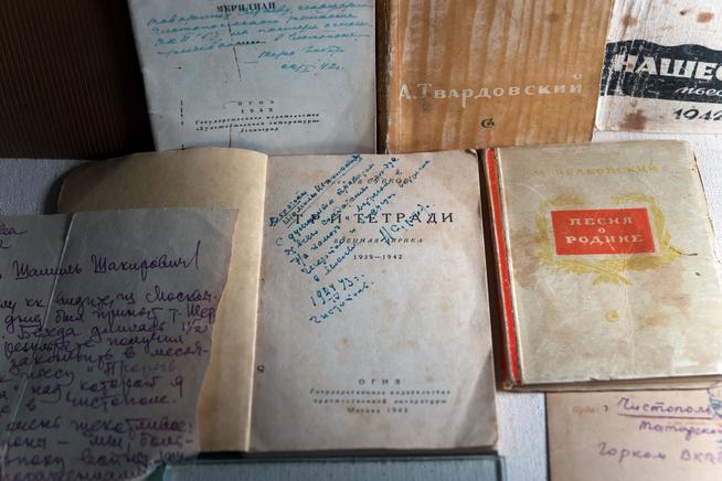 Книга. Сурков А. Три тетради. Военная лирика (1939 – 1942). М.: ОГИЗ «Художественная литература». 1943::Мемориальный музей Б.Л. Пастернака g2id12439