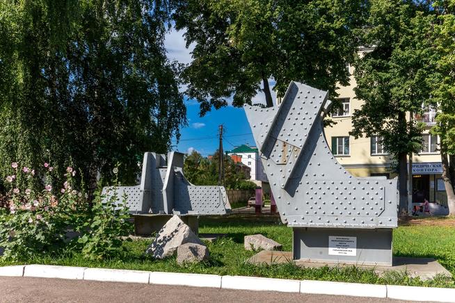 Фрагменты опор железнодорожного моста через Волгу во дворе Музея историко-культурного наследия. 2014::Зеленодольский район g2id12762