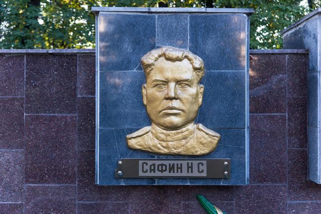 Барельеф Героя Советского Союза - Сафина Н.С. на Аллее Героев в Парке Победы. 2014::Зеленодольский район g2id14018