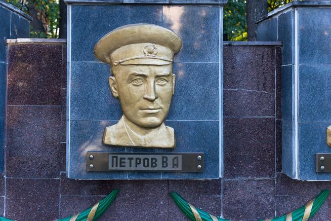 Барельеф Героя Советского Союза - Петрова В.А. на Аллее Героев в Парке Победы. 2014::Зеленодольский район g2id14030