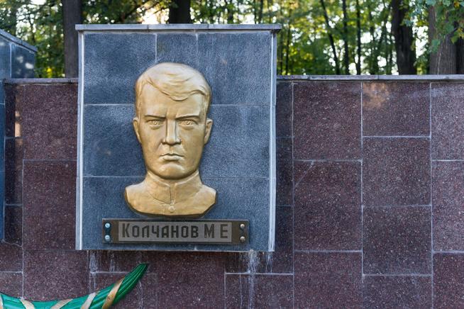 Барельеф Героя Советского Союза - Колчанова М.Е. на Аллее Героев в Парке Победы. 2014::Зеленодольский район g2id14038