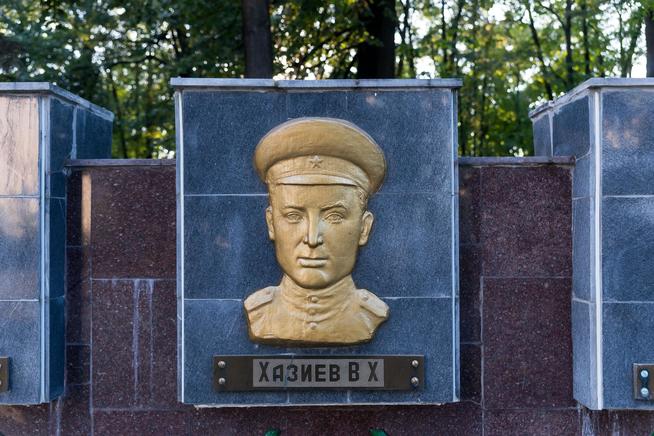 Барельеф Героя Советского Союза - Хазиева В.Х.  на Аллее Героев в Парке Победы.2014::Зеленодольский район g2id14042