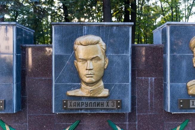 Барельеф Героя Советского Союза - Хайруллина Х.З.  на Аллее Героев в Парке Победы.2014::Зеленодольский район g2id14046