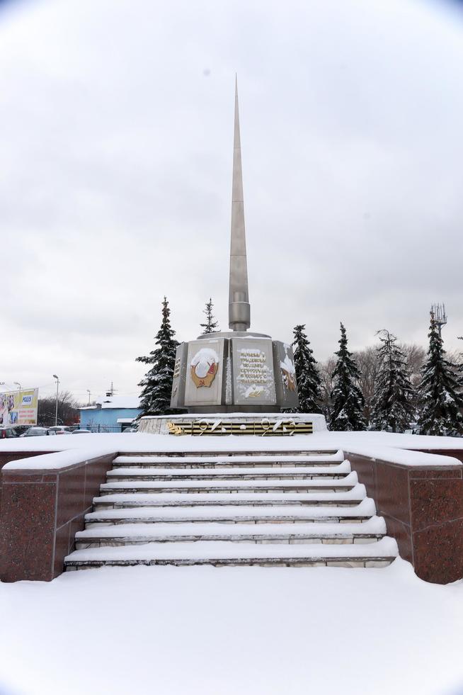 Общий вид монумента с лестницей на площадку постамента.::Завод «Позис» g2id33660