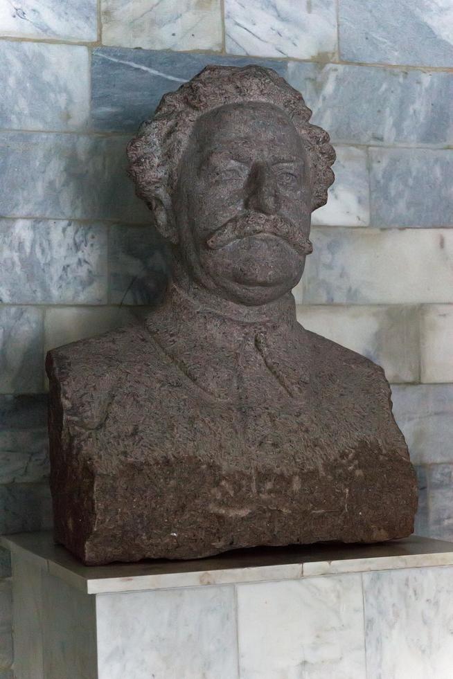 Бюст С.Орджоникедзе в вестибюле здания заводоуправления ʺПОЗиСʺ. 2014::Завод «Позис» g2id33676