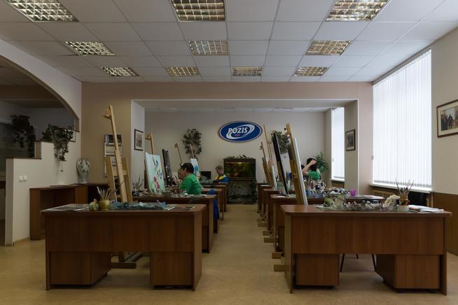 Цех художественной росписи дверец холодильников. 2014::Завод «Позис» g2id33704