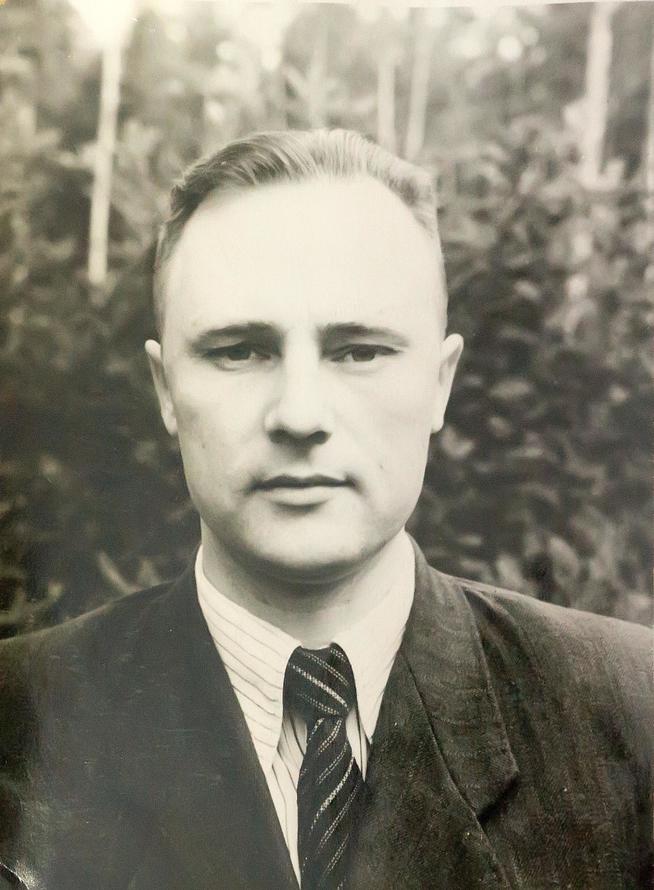 Фото. Лимарев М.С.- начальник цеха. Награжден орденом Красный Звезды. 1944::Завод «Позис» g2id33716