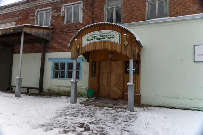 Вход в цех по изготовлению деревянной тары для снарядов. 2014::Завод «Позис» g2id33764