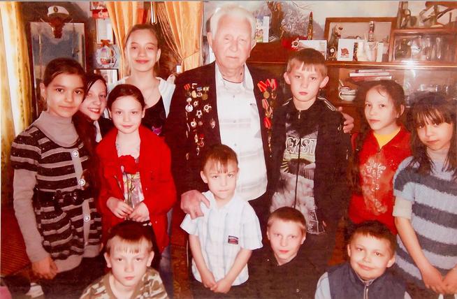 Фото. Анохин В.А.- участник Великой Отечественной войны с учениками школы № 4. 1980-е::МОУ «Средняя общеобразовательная школа №4», Зеленодольск g2id33600