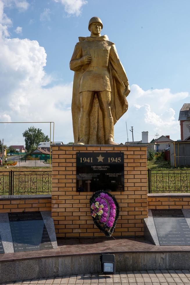 Парк Победы. Скульптура солдата. пгт Балтаси. 2014::Балтасинский район g2id1339