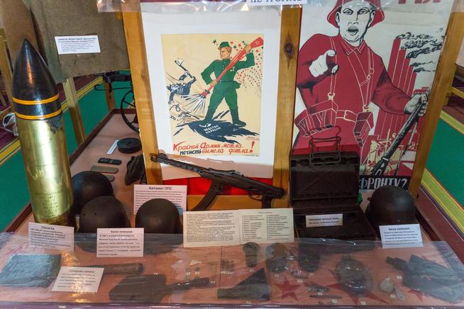 Фрагмент экспозиции, посвященный поисковым экспедициям по местам боев. 2014::МБУ «Краеведческий музей «Дружбы народов» с. Ципья g2id3133