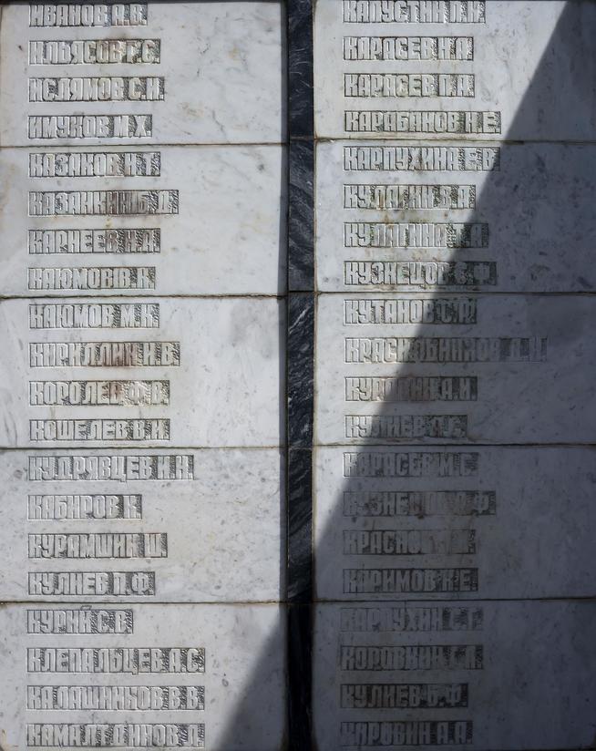 Монумент павшим воинам. Таблички с фамилиями погибших земляков. 2014::Буинский район g2id14252