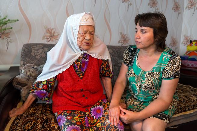 Фото.Хайруллина Б. А.(слева)  с директором Буинского краеведческого музея Ахметзяновой Л.М. 2014::Буинский район g2id14692