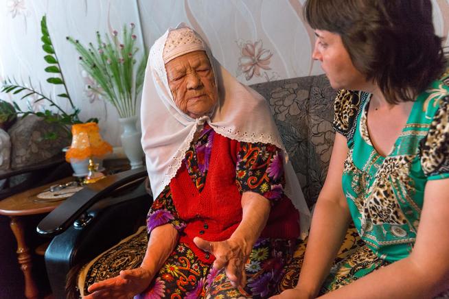 Фото.Хайруллина Б. А.(слева) с директором Буинского краеведческого музея Ахметзяновой Л.М. 2014::Буинский район g2id14700