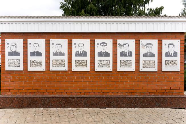 Мемориальный комплекс ʺСлава Героямʺ. Стена Славы. Дрожжановский муниципальный район РТ. 2014::Дрожжановский район g2id14986