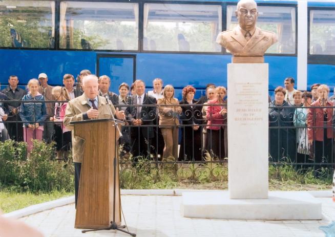 Фото. Открытие памятника Дементьеву П.В. в с. Старое Дрожжаное. 2007::МБУ «Краеведческий музей Дрожжановского муниципального района РТ»» g2id14886