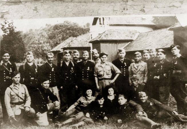 Фото. Участник Великой Отечественной войны Быков К.А. (1 ряд, 4 слева) с однополчанами. Югославия. 1945::МБУ «Краеведческий музей Дрожжановского муниципального района РТ»» g2id14894