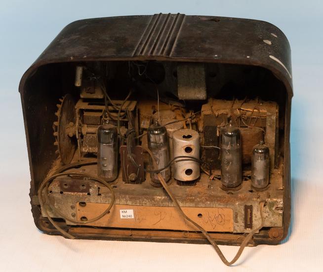 Радиоприемник «Стрела». СССР. Середина ХХ. Пластмасса, металл, стекло, дерево, ткань::МБУ «Краеведческий музей Дрожжановского муниципального района РТ»» g2id14914