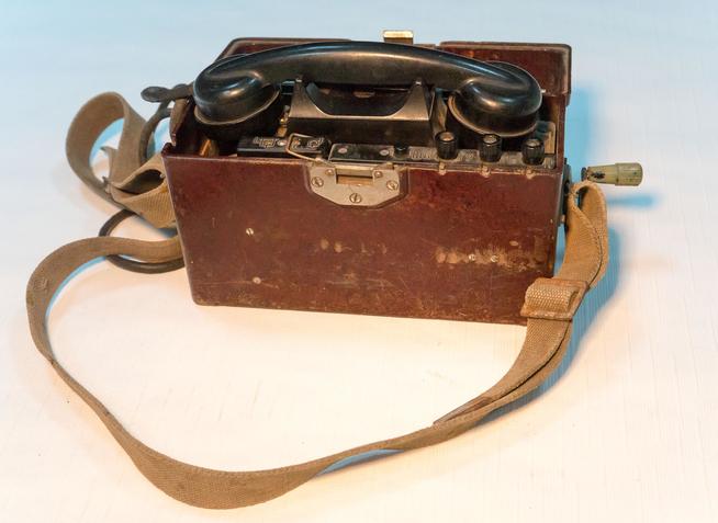 Телефон военно-полевой. СССР. 1940-е. Пластмасса, металл, кожа::МБУ «Краеведческий музей Дрожжановского муниципального района РТ»» g2id14918