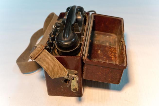 Телефон военно-полевой. СССР. 1940-е. Пластмасса, металл, кожа::МБУ «Краеведческий музей Дрожжановского муниципального района РТ»» g2id14922