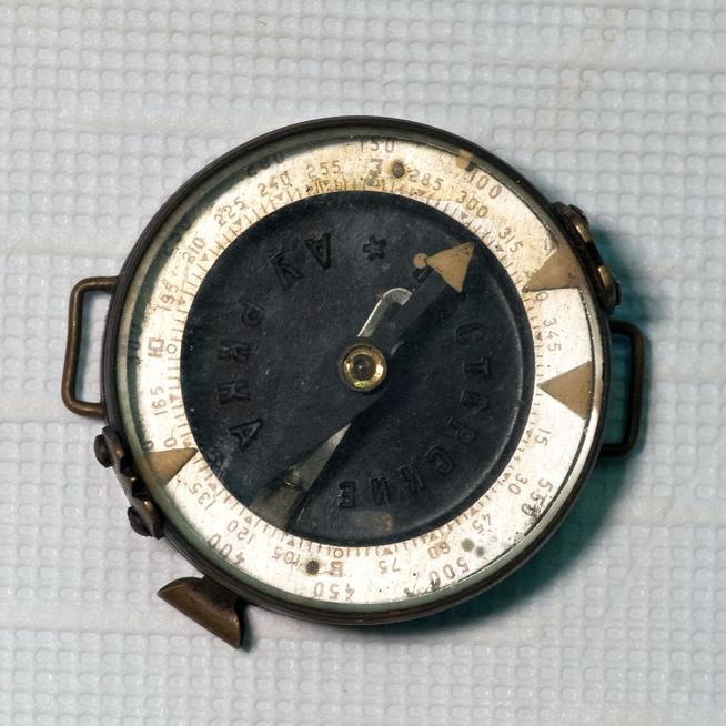 Компас Шакирова С.Ш. – участника Великой Отечественной войны. СССР. Мастерские АУ РККА. 1940-е. Металл, пластмасса, стекло::Музей им. А.Ш.Абдреева «Земля и люди» g2id15110