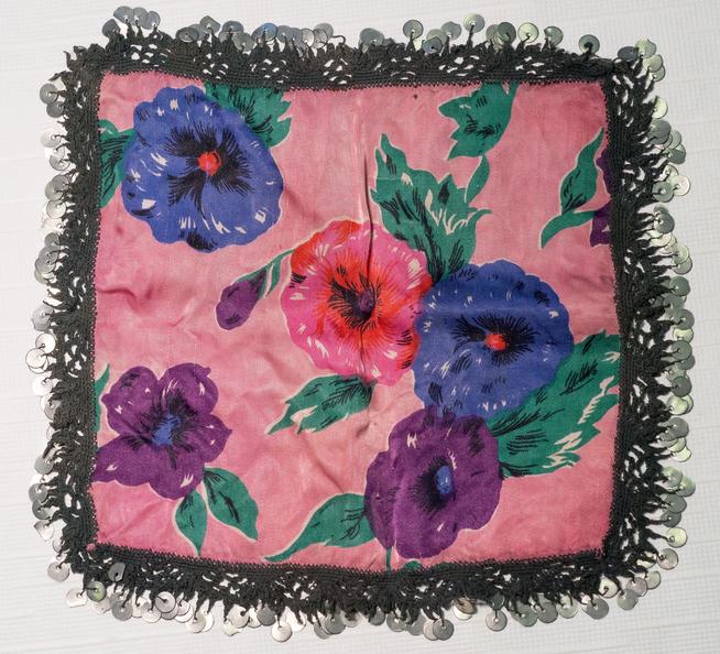Платок декоративный. СССР. 1940-е. Ткань::Музей им. А.Ш.Абдреева «Земля и люди» g2id15158
