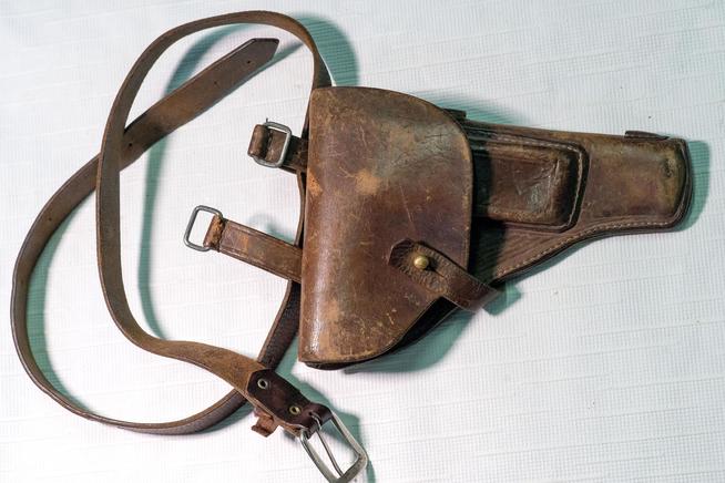 Кобура для пистолета. СССР. 1940-е. Кожа, металл::Музей им. А.Ш.Абдреева «Земля и люди» g2id15174