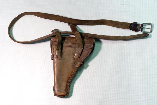 Кобура для пистолета. СССР. 1940-е. Кожа, металл::Музей им. А.Ш.Абдреева «Земля и люди» g2id15178