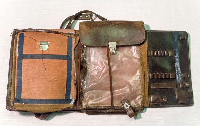 Планшет офицерский Шакирова С.Ш. – участника Великой Отечественной войны. СССР. 1940-е. Кожа, металл, пластмасса::Музей им. А.Ш.Абдреева «Земля и люди» g2id15190