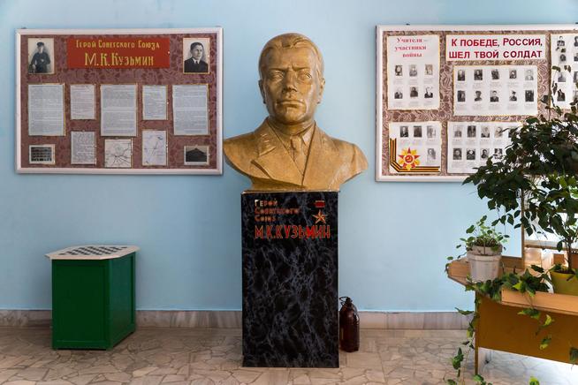 Бюст Кузьмина М.К.  Героя Советского Союза::МБОУ «Старотябердинская средняя общеобразовательная школа им. М.К.Кузьмина» g2id15528