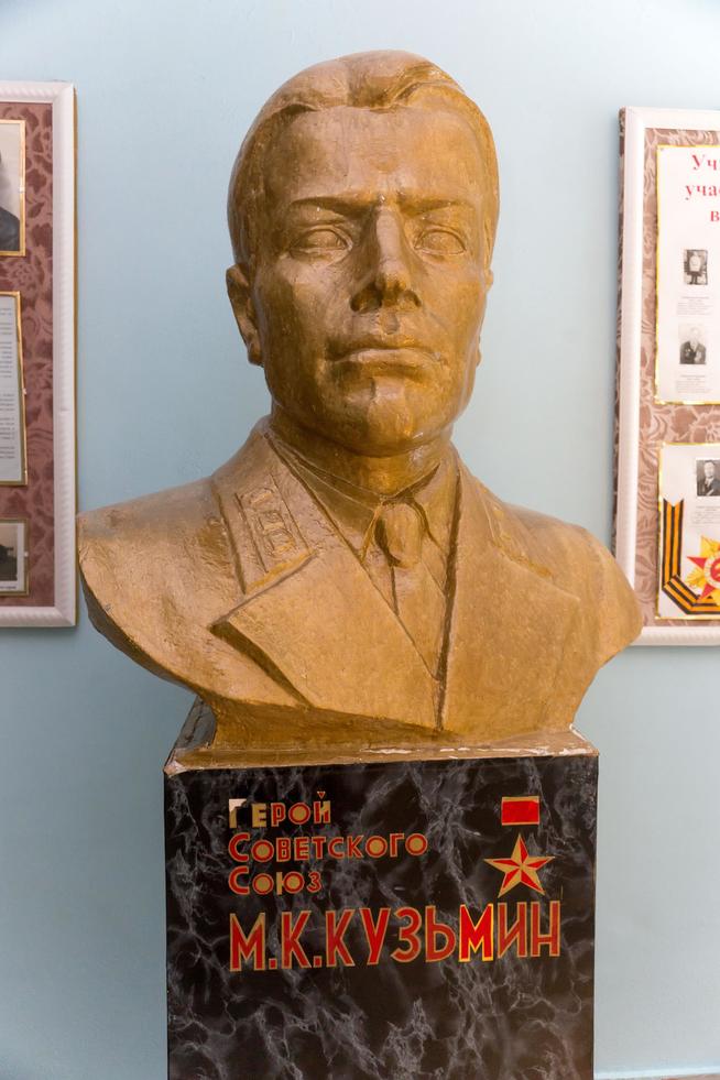 Бюст Кузьмина М.К.  Героя Советского Союза::МБОУ «Старотябердинская средняя общеобразовательная школа им. М.К.Кузьмина» g2id15532
