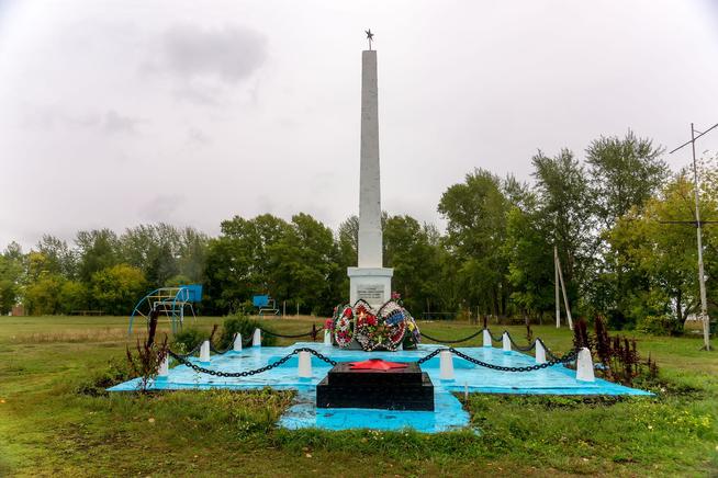 Обелиск павшим воинам в  п.г.т. Затон имени Куйбышева::Камско-Устьинский район g2id16046