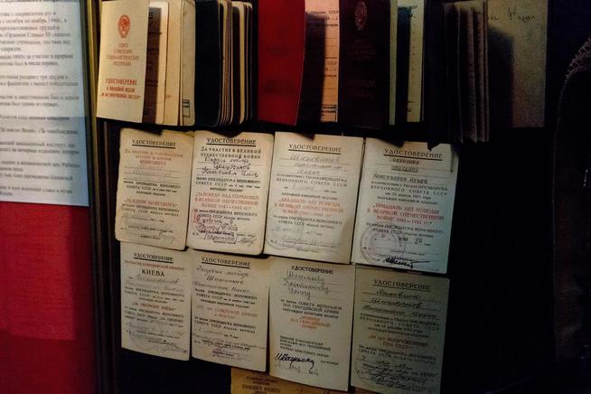 Удостоверения и орденские книжки Шишканова К.И - участника Великой Отечественной войны в экспозиции музея::МБУК «Камскоустьинский районный краеведческий музей» g2id15918