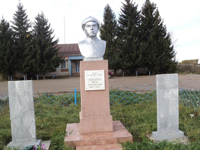 В с.Красный Вал::Памятники, стеллы (бюсты) погибшим и пропавшим без вести в годы Великой Отечественной войны в Спасском районе g2id41400