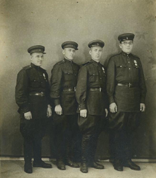Ануфриев Александр 2-й справа::Фотографии участников Великой Отечественной войны и документы по Спасскому району (до 1946г.) g2id41542