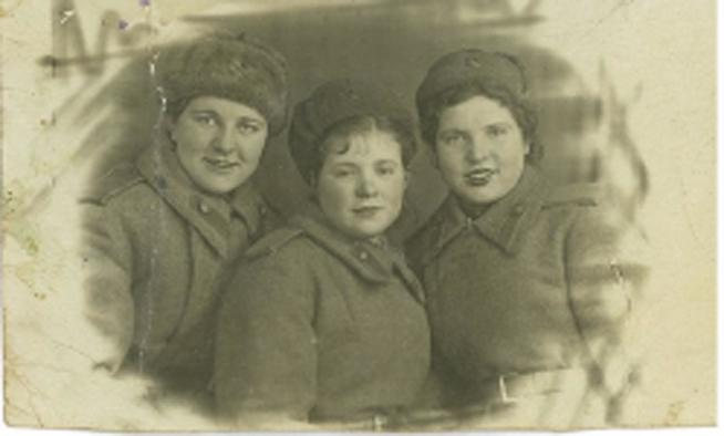 Гурьянова Н.В. справа с подругами. 1943г Москва::Фотографии участников Великой Отечественной войны и документы по Спасскому району (до 1946г.) g2id41762