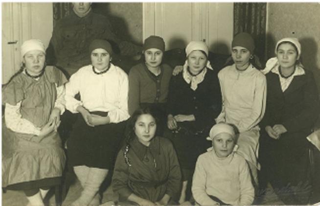 Давлетшина З.С. 2 ряд 2 - я слева, справа 2 -й ряд сестра::Фотографии участников Великой Отечественной войны и документы по Спасскому району (до 1946г.) g2id41778