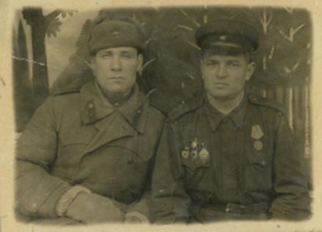 Игнатьев  К.В. справа с товарищами::Фотографии участников Великой Отечественной войны и документы по Спасскому району (до 1946г.) g2id41830