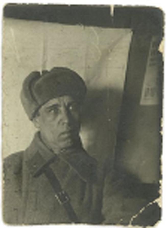 Комиссар артдивизиона. Корельский фронт 1942г. в землянке::Фотографии участников Великой Отечественной войны и документы по Спасскому району (до 1946г.) g2id41914